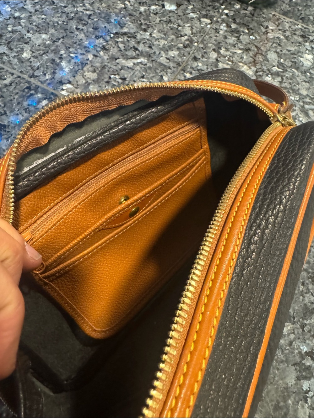 Vintage Dooney & Bourke R217 Camera Bag All Weather Leather - Picture 2 of 7